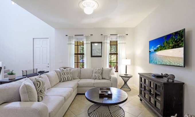 Naples House | Townhouse - Newly Renovated in 2022!