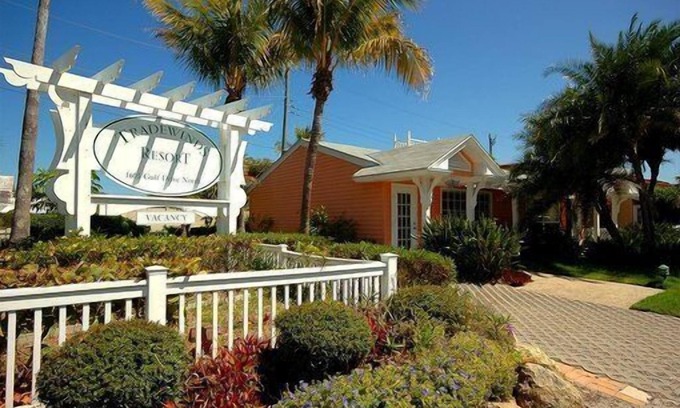Bradenton Beach Hotel | Tradewinds 1 Bedroom South Cottage. Pet Friendly.