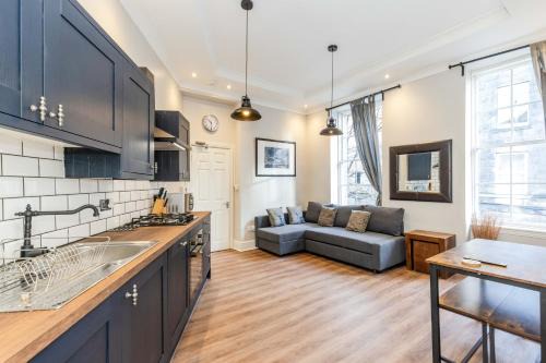 Leith Apartment | TRADITIONAL 3 BEDROOM QUIET DUPLEX FLAT BY HIGH ST, TRAMS and BUSES - JUST 1-5 MILES TO CENTRE