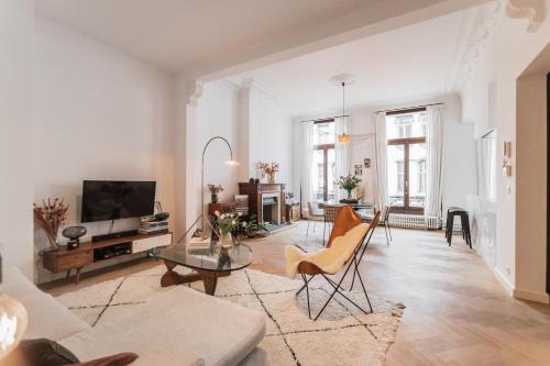 Harmonie Apartment | Traditional chic, High Ceilings' apt Aircos and Garage