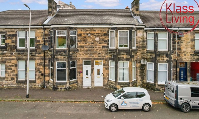 Coatbridge Apartment | Traditional ground floor apartment close to train station