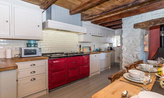 St Brides Cottage | Traditional Pembrokeshire Farm Cottage between St Davids and Whitesands Beach.