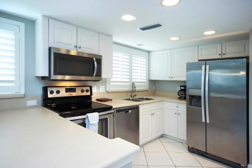 Sanibel Apartment | Tranquil 2nd floor beachfront condo on Sanibel Island 2A2