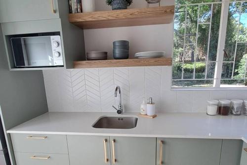 Greater Johannesburg Metropolitan Area Apartment | Tranquil Guest Suite with solar power and back up water