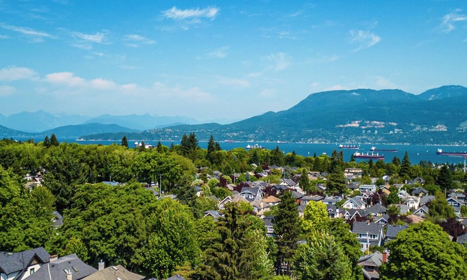 Dunbar House | Tranquil Haven Close to UBC and Downtown