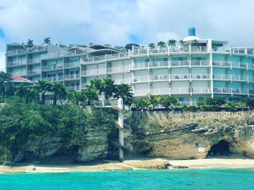 Maho Apartment | Tranquil Oceanside: Pools & Direct Beach Access