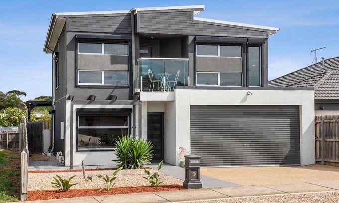 St Leonards House | Tranquil Turnberry - Modern home, only 350 metres to St Leonards town centre.
