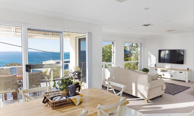 Nelson Bay House | Tranquil with Harbour Views