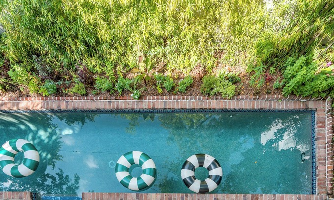 Cannonborough Elliotborough House | Tranquility with Garden & Heated Pool near King Street