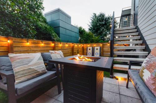 East Queen Anne House | Travelers Dream, Walk to Space Needle, Firepit, cornhole