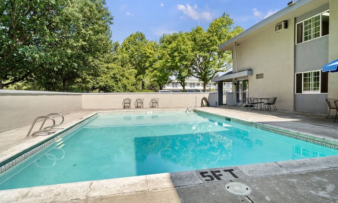 Medford Hotel | Travelers Inn Medford