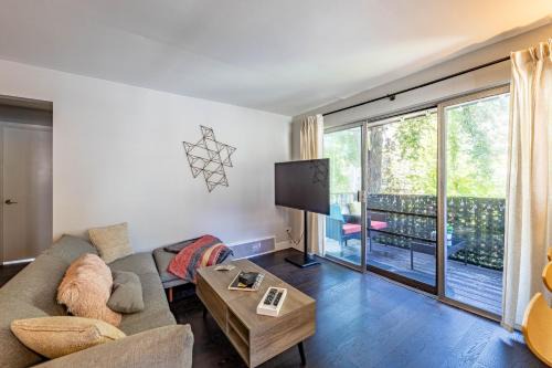 Forest Park Apartment | Tree-Lined Serenity Condo in Forest Park, Near Train & Madison St