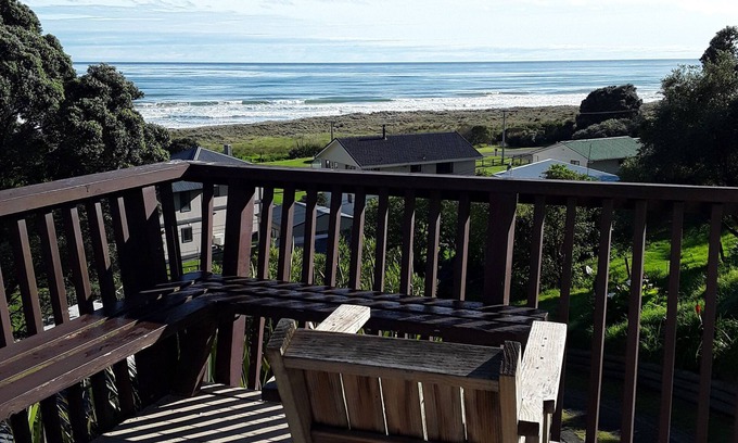 Waiotahi House | Tree tops to the sea