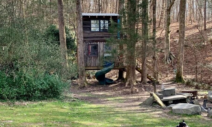 Talking Rock House | Treehouse Sanctuary at Kaluna Farm Retreat