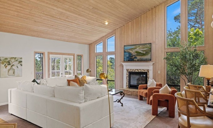 Del Monte Forest House | Treetop - Serene,Centrally Located Forest Retreat