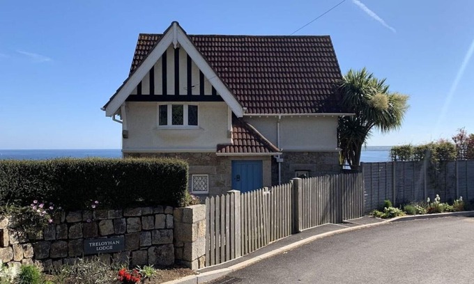 St Ives House | TRELOYHAN LODGE HEATED SWIMMING POOL AND FANTASTIC SEA VIEWS