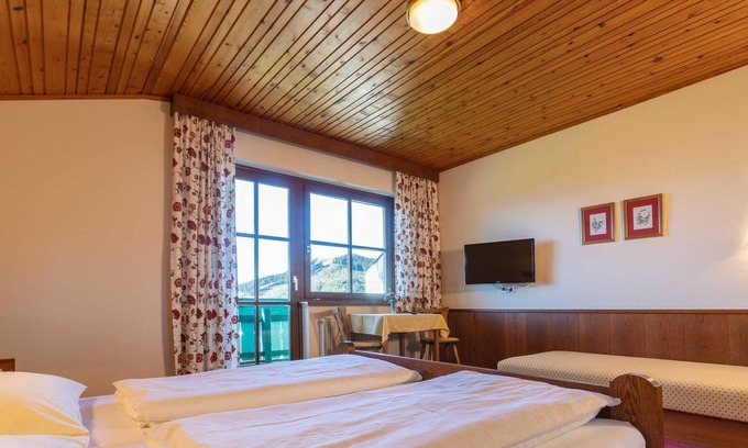 Schildlehen Other | Triple room, shower, toilet, balcony - Pension Stoffenbauer