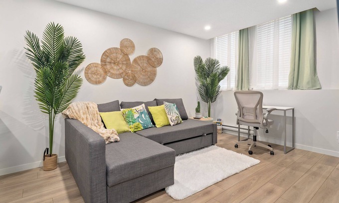 Cranston House | Tropical Caribbean-Themed Cozy Getaway- King Bed-Patio-Parking-Luxury