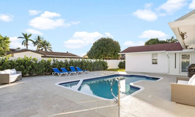 Pembroke Pines Villa | 🏝️ Tropical Escape: Captivating 5BR/3 Villa with Guest House and Heated Pool 🌴🌞