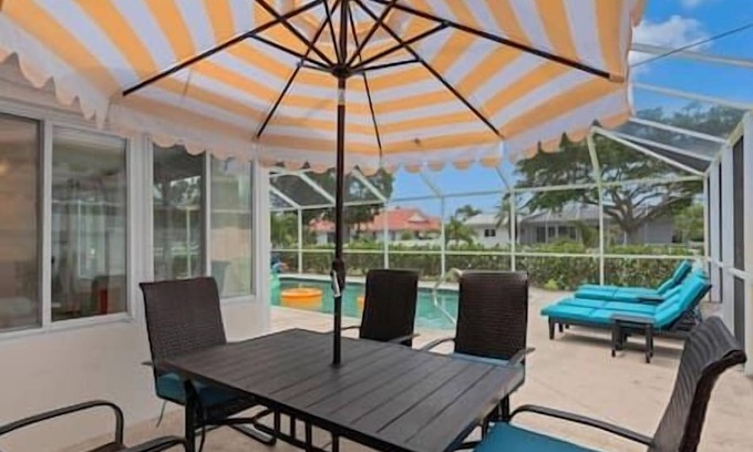 Bradenton House | Tropical Getaway: Pool, Putting Green,Near Beaches