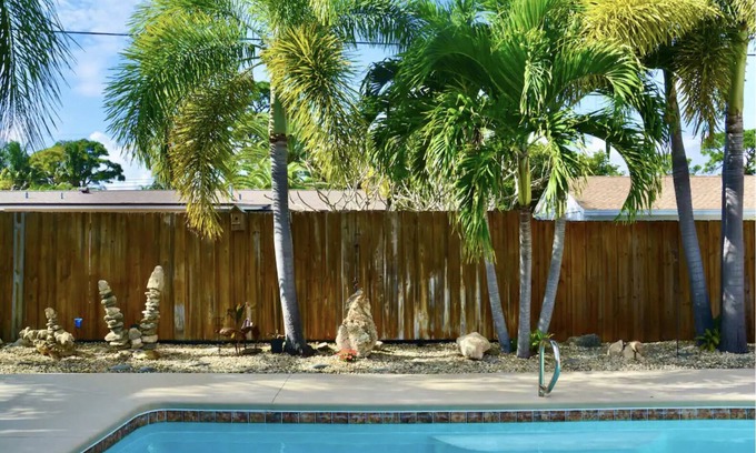Fowlers House | Tropical Island Escape, Heated Pool, Beach, Disney, Kennedy Space Center, Cruise