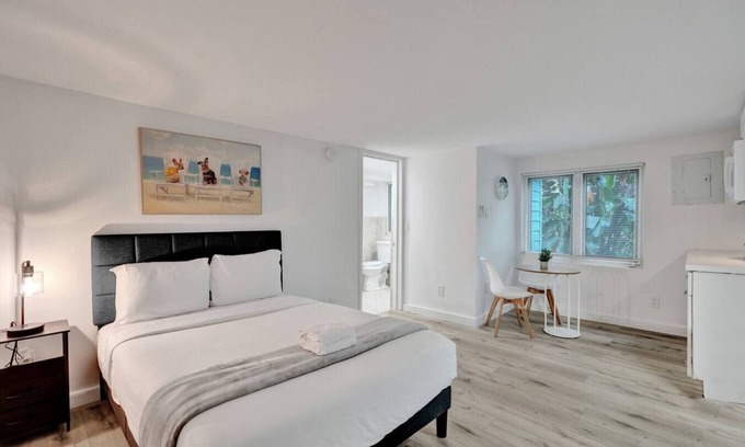 Sailboat Bend Apartment | Tropical Oasis: Studio w/Pool