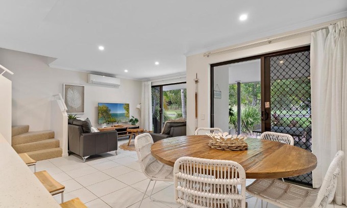 Noosaville Apartment | Tropical Retreat in 2 Bedroom Townhouse