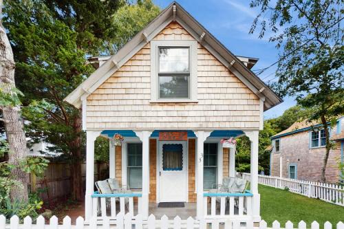 Oak Bluffs House | TumbleINN