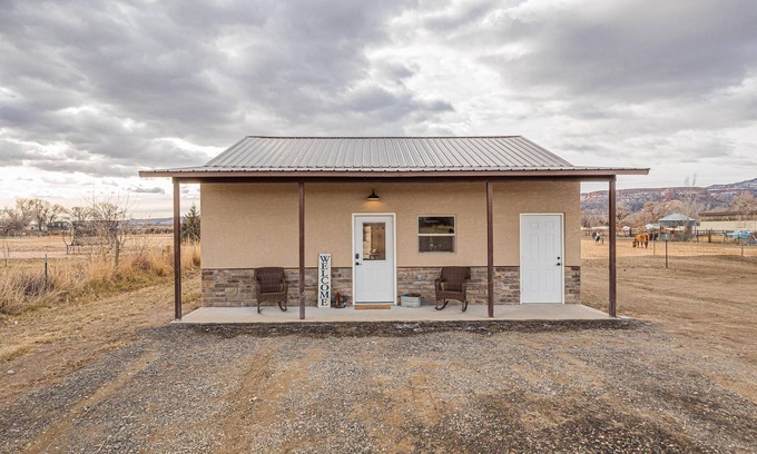 Fruita House | Tumbleweed: Cozy Modern Retreat with Pet Perks