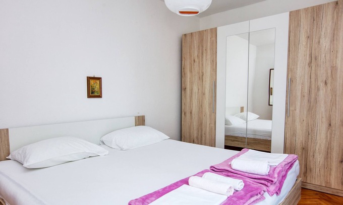 Grebastica Apartment | Two bedroom apartment near beach Šparadići, Šibenik (A-21600-a)