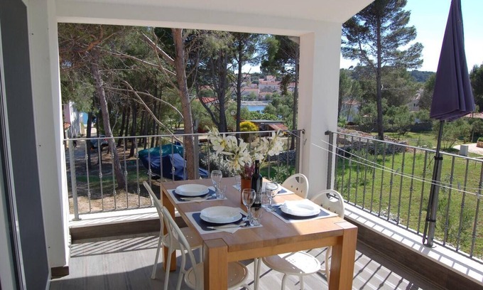 Verunic Apartment | Two bedroom apartment with terrace and sea view Verunić, Dugi otok (A-15209-a)