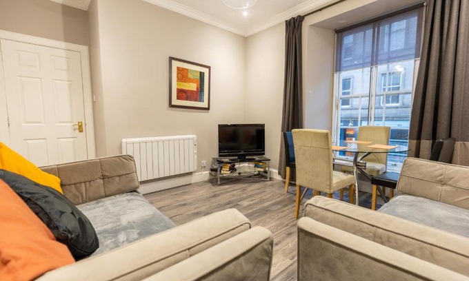 Newington Apartment | Two Bedroom Apartment Within Walking Distance to City Centre