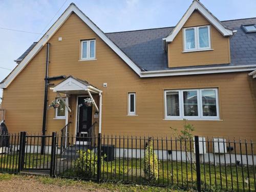 Staines Apartment | Two bedroom house with free parking and garden