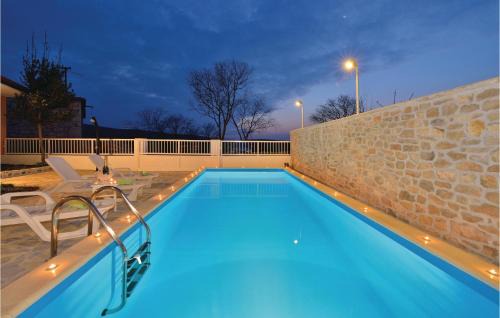 Krusevo House | Two-Bedroom Holiday Home Krusevo With An Outdoor Swimming Pool 04