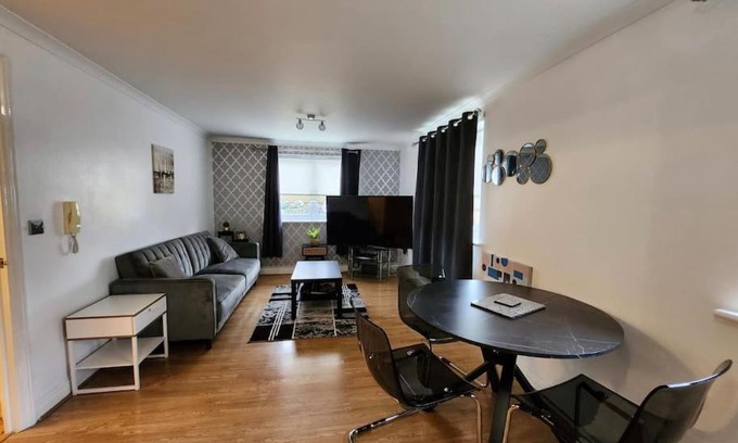 Hatfield Apartment | Two Double Bedroom Apartment with Allocated Parking and Fast WiFi in Hatfield