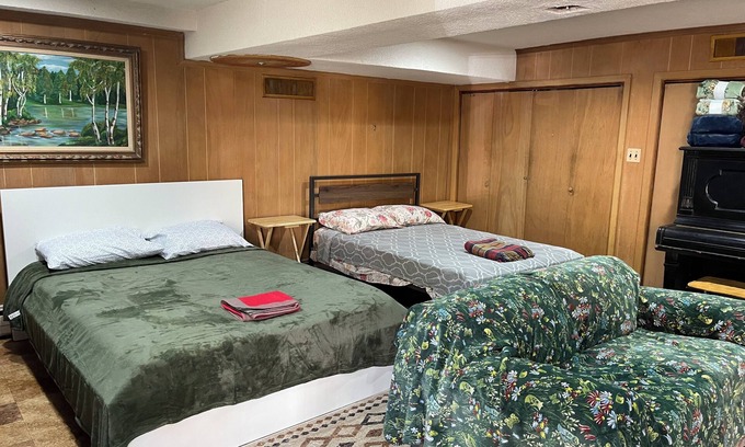 Silver Spring House | Two Double Beds, Bathroom, Shower, Fridge, MW, TV, Wifi - 64.