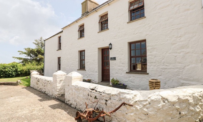 Newport Cottage | TY FFERM, pet friendly, with a garden in Newport, Pembrokeshire