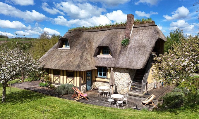 Saint-Evroult-de-Montfort Cottage | Typical cottage with garden, pets allowed, WIFI included