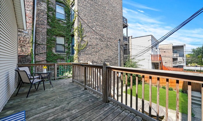 Tri-Taylor Apartment | UIC /Little Italy - Adorable 2 Bed 1 Bath Apt - FREE PARKING & IN-UNIT WASH/DRY