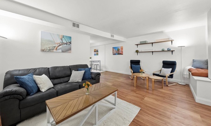 Tri-Taylor Apartment | UIC / Little Italy - Delightful 1 Bed 1 Bath Apt FREE PARKING & IN-UNIT WASH/DRY