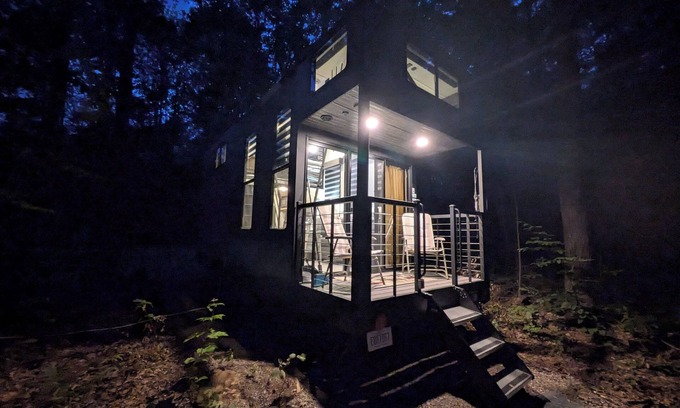 Bellaire Cabin | Ultra Modern Tiny Home with AC Full Kitchen and Laundry near Torch Lake