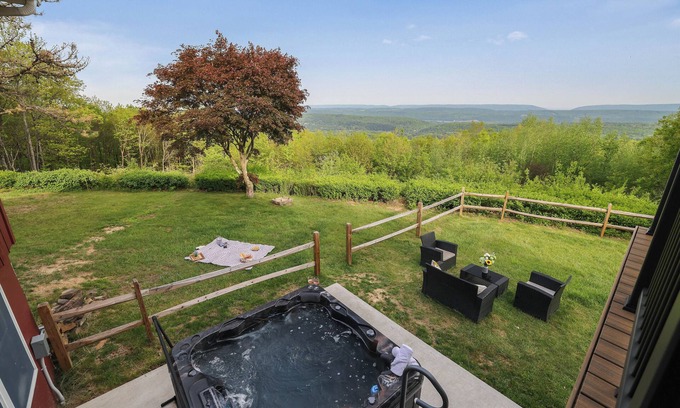 Jim Thorpe Cabin | UNBEATABLE MOUNTAIN VIEWS, Tons Of Outdoor Space, Hot Tub, Close To Jim Thorpe!
