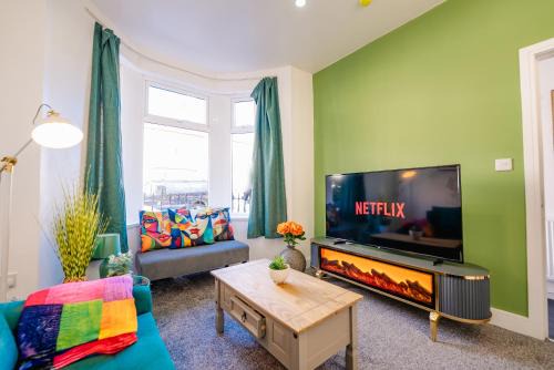 Roath House | Unique and Bright 6 Bedrooms Home Retreat - Fast WiFi - Close to Amenities