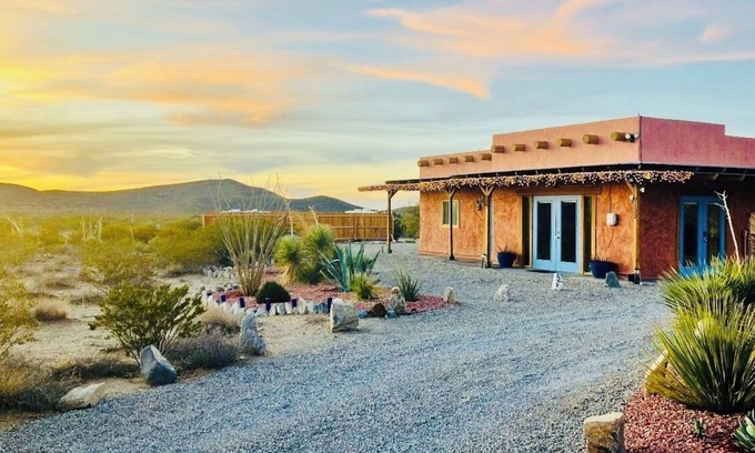 El Paso House | Unique Strawbale home Stunning Mountain Views/Sunsets Stargazing