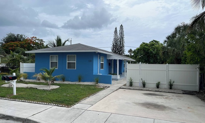Lake Worth Apartment | Unit B - Freshly Remodeled 1/1-Close to everything!