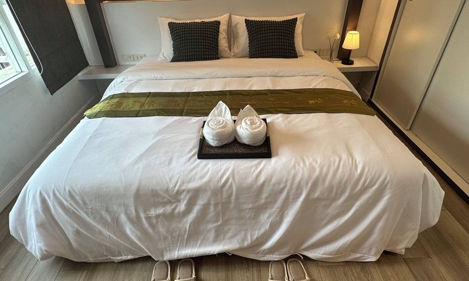 Ratchaprasong Apartment | Unit Langsuan BTS Chidlom 2-Bedroom Apartment in the Heart of Bangkok with Wi-Fi
