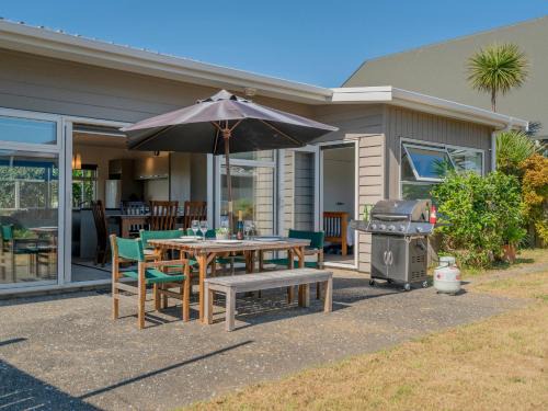 Matarangi House | Unwind on The Fairway - Matarangi Holiday Home