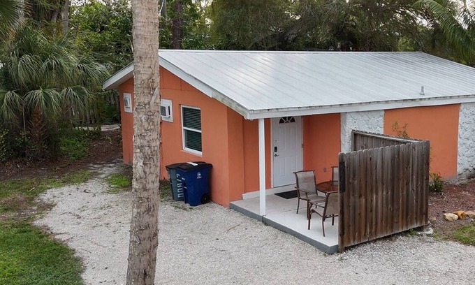 Bonita Shores Cottage | Updated 2024 King Bed Kit W/D Dock On Imperial River 1.3 Mi to Beach Sleeps 4