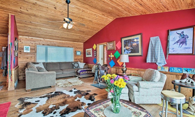 Burlington Cabin | Updated Cabin on 7 Acres - Day Trip to Lake Geneva