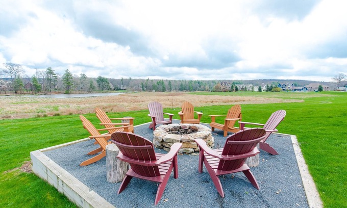Waterfront Greens House | Updated Lakefront Retreat w/Pool Table & Hot Tub